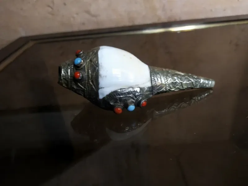 Un téléphone de bureau emblématique du decoart americana, illustrant l'esthétique épurée et fonctionnelle du design américain des années 1930